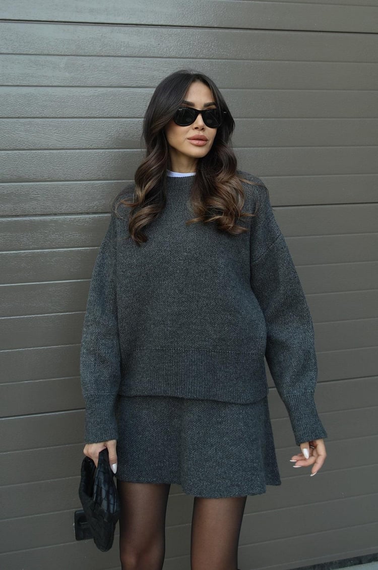 Esme | A cosy sweater and a flowy flattering skirt